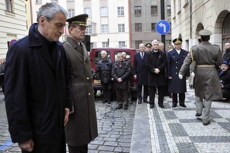 Památku Jana Opletala uctili ministr obrany Martin Stropnický a náčelník Generálního štábu AČR armádní generál Josef Bečvář