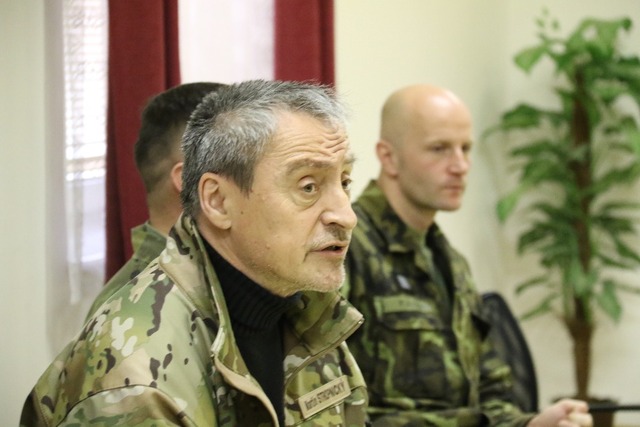 Ministr obrany odpovídá na jeden z dotazů