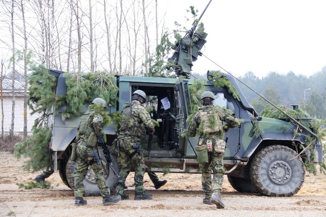 Čeští vojáci se chystají opustit obsazený prostor