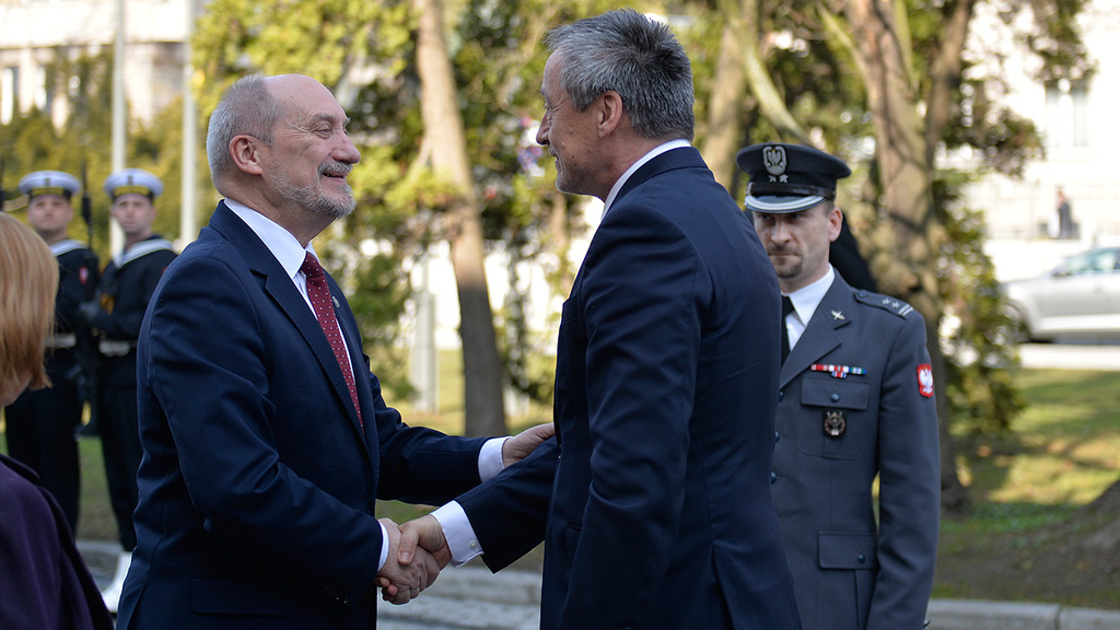 Ministr Antoni Macierewicz vítá českého ministra obrany