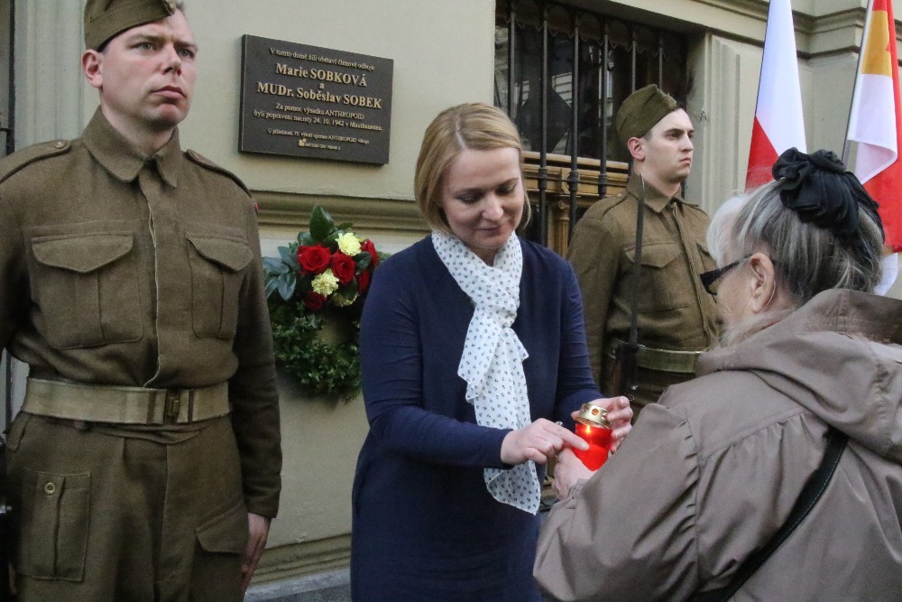 Starostka městské části Prahy 2 před odhalenou pamětní deskou