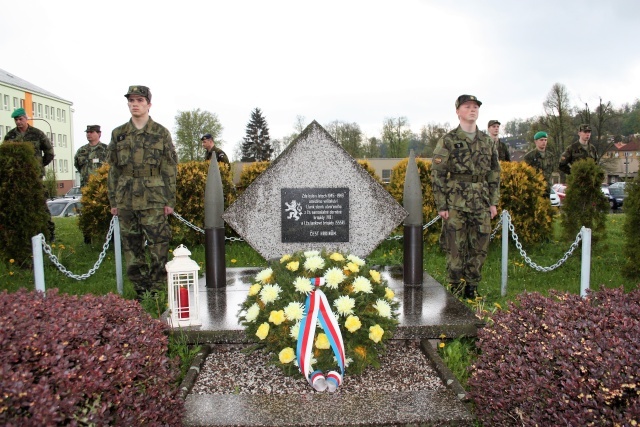 Památník v areálu školy