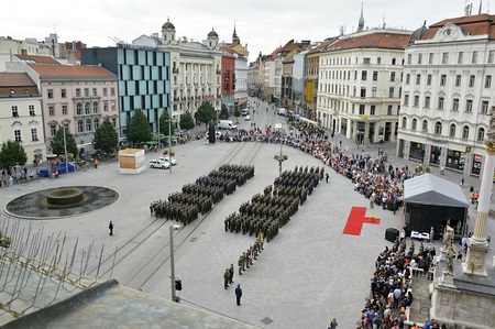 Náměstí Svobody s nastoupenými jednotkami