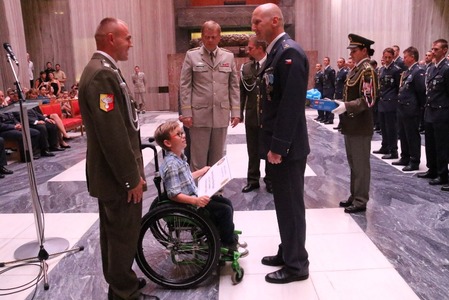 Předání finanční pomoci malému Mirečkovi přihlíží armádní generál Josef Bečvář