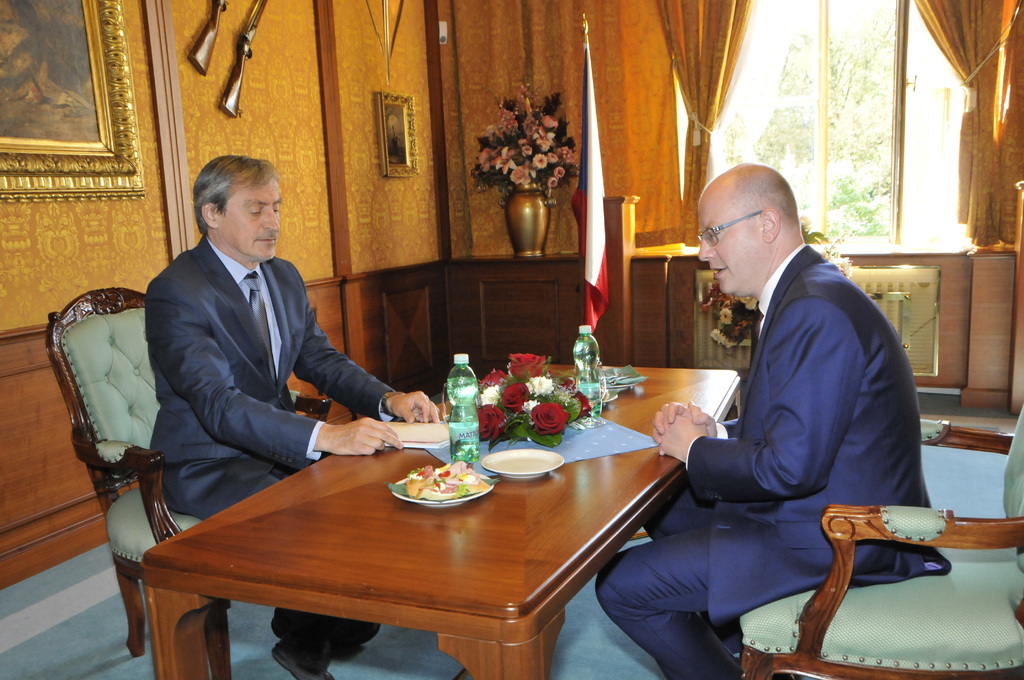 Oba aktéři bilanční schůzky probírali řadu témat, například zvyšování rozpočtu armády či nábor vojáků