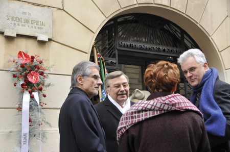 Peter Weiss, velvyslanec Slovenska v České republice, před Hlávkovou kolejí, kde žil student Jan Opletal