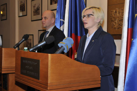 Ministryně obrany sdělila, že generálu Bečvářovi končí v červnu závazek a místo něj nastoupí generál Opata.