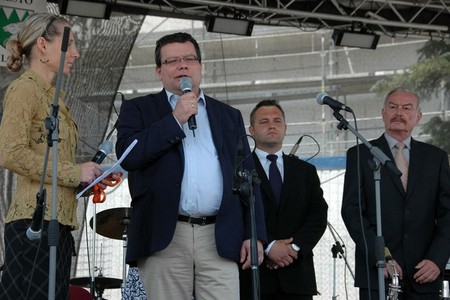 Akce se zúčastnil ministr obrany Vondra, 1. místopředseda Senátu Sobotka a také Michael Kocáb