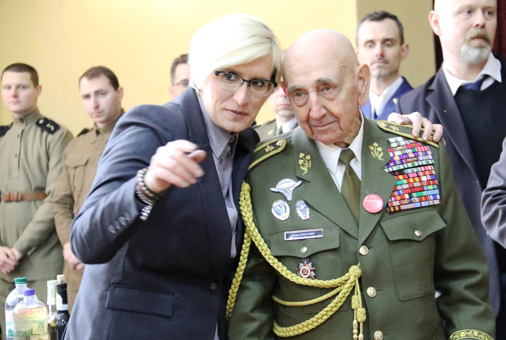 Ministryně obrany Karla Šlechtová s válečným veteránem generálem Václavem Kuchyňkou