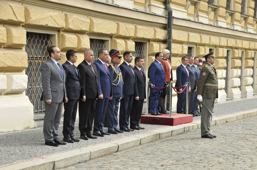 Návštěvu iráckého ministra obrany doprovázely vojenské pocty