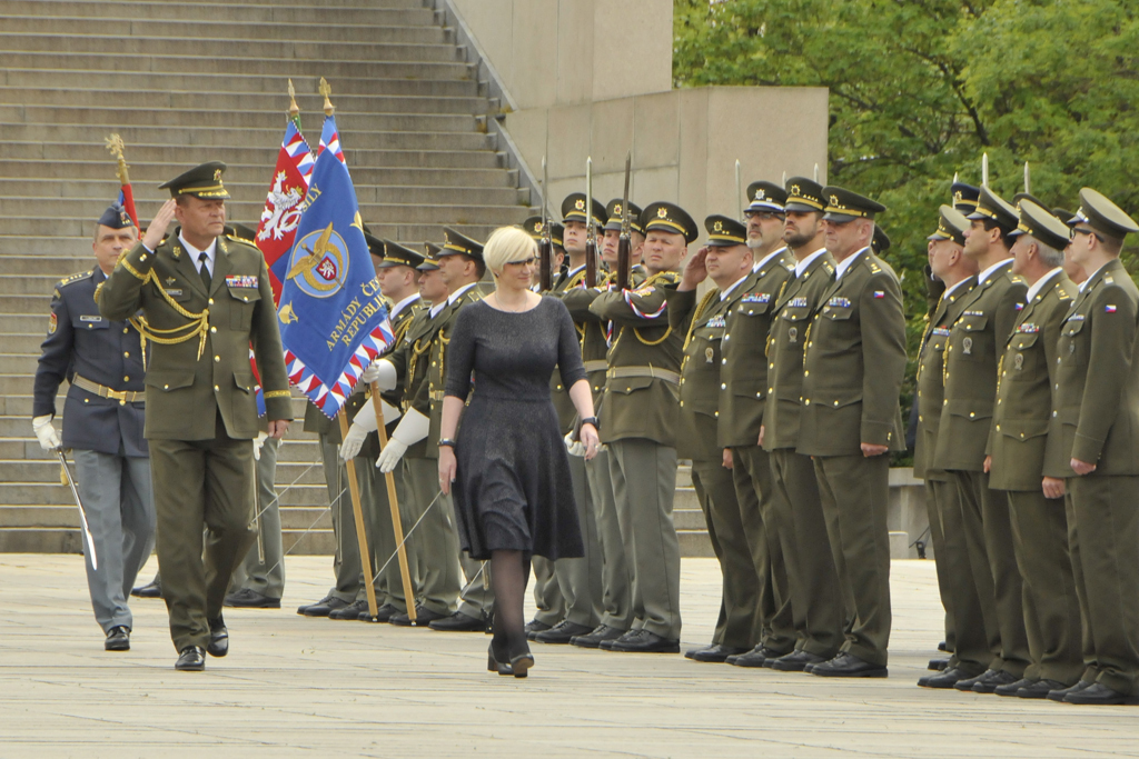 Ministryně obrany Karla Šlechtová s armádním generálem Josefem Bečvářem při přehlídce nastoupených jednotek