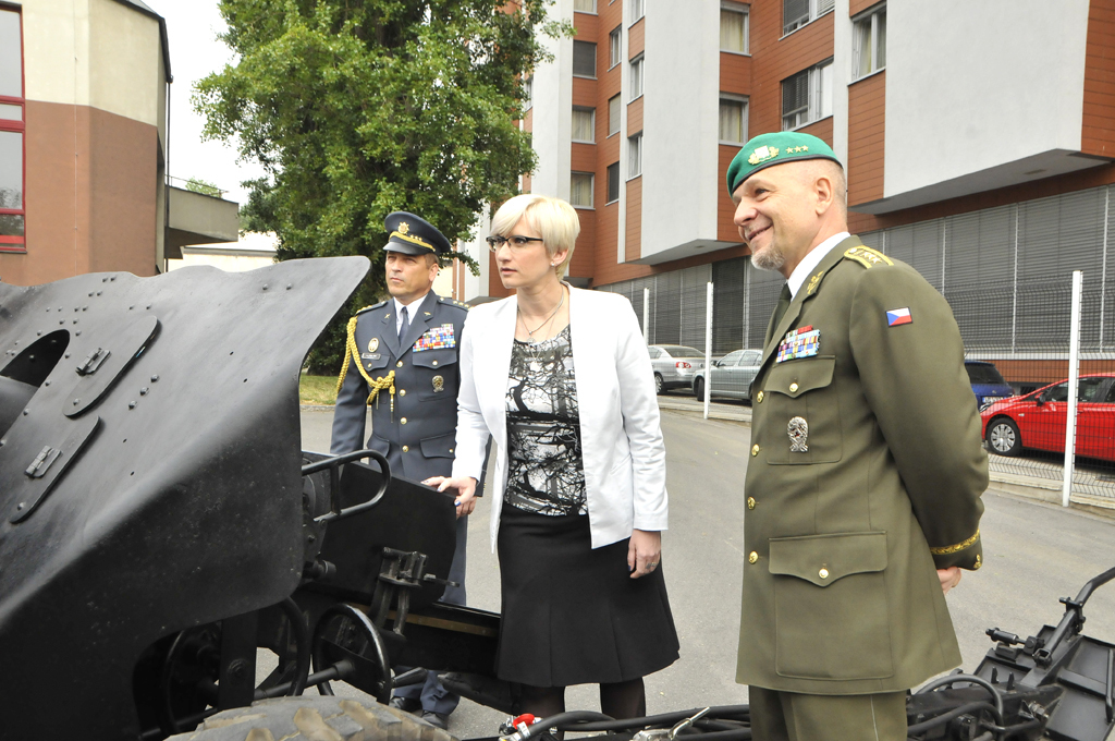  Ministryně Šlechtová se zajímala o historii salvového děla i o to, co umí