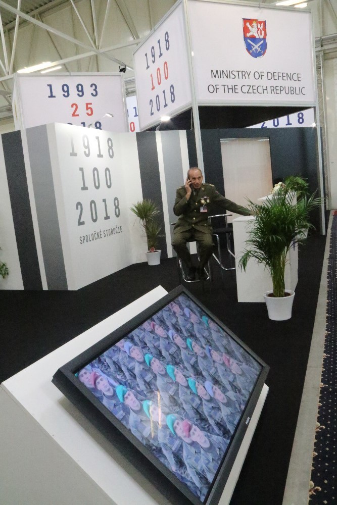 Expozice resortu českého Ministerstva obrany s velkoplošnou obrazovkou