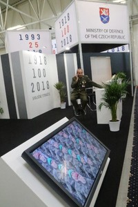 Expozice resortu českého Ministerstva obrany s velkoplošnou obrazovkou