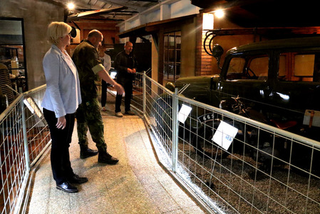 Ministryně obrany při prohlídce jedné z expozic
