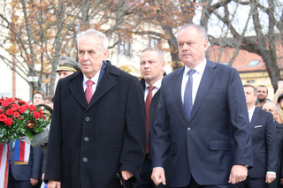 Prezidenti Miloš Zeman a Andrej Kiska položili věnec společně
