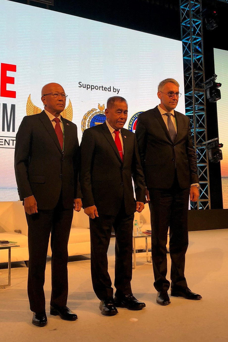 Zleva: ministři obrany Filipín, Indonésie a ČR