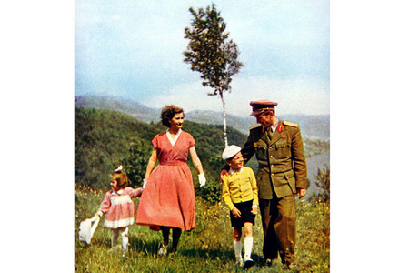 Idylka padesátých let: spokojený život mladého kapitána, velitele střeleckého praporu. Hrubý měsíční příjem 2 220 Kčs, čistý 2 041 Kčs.  