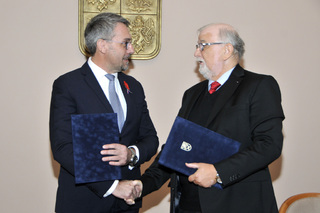 Ministr Metnar a prezident svazu Jaroslav Hanák po podepsání memoranda o spolupráci