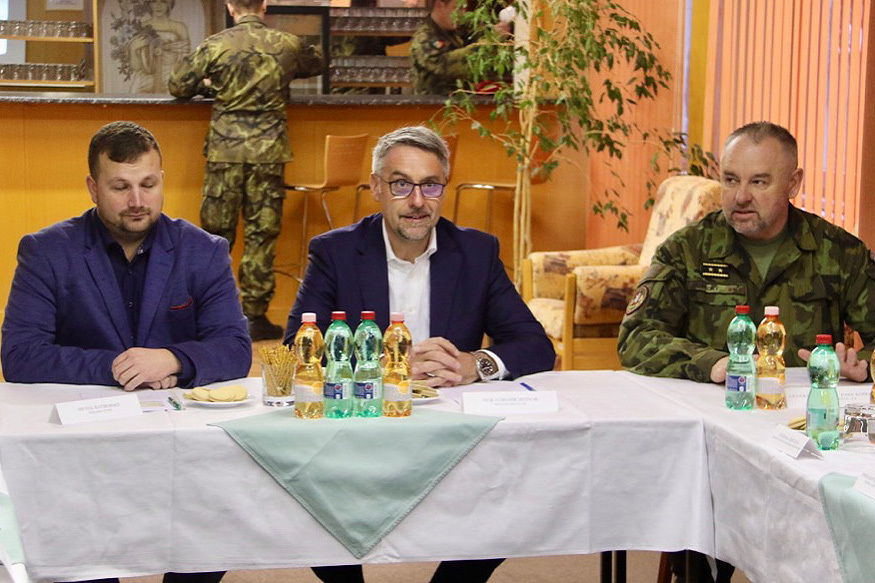 Z diskuse s vojáky, vpravo velitel Pozemních sil AČR generálmajor Josef Kopecký