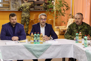 Z diskuse s vojáky, vpravo velitel Pozemních sil AČR generálmajor Josef Kopecký