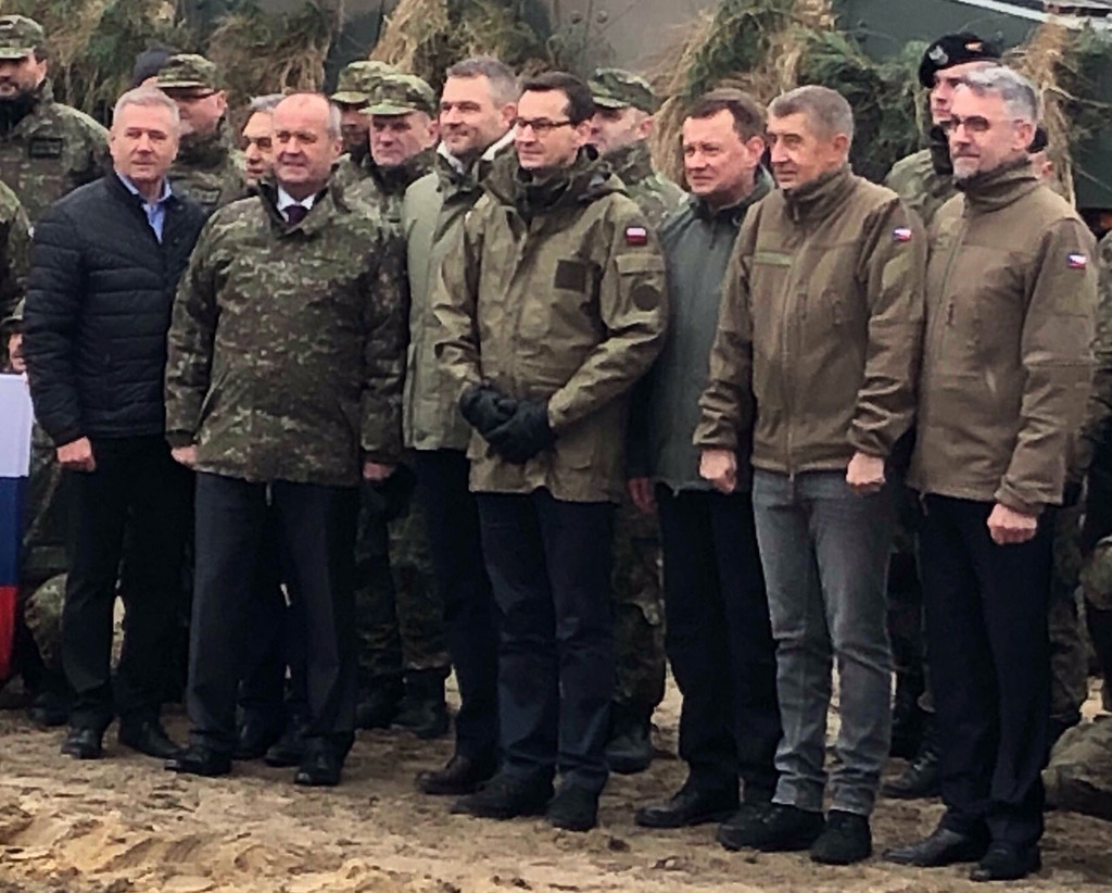 Premiéři a ministři obrany V4 mezi vojáky 
