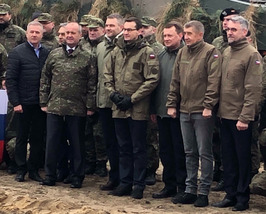 Premiéři a ministři obrany V4 mezi vojáky 