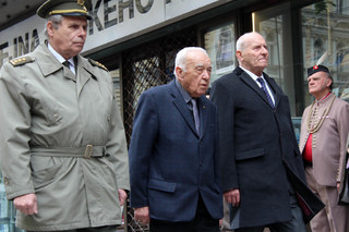 Na události před 74 lety zavzpomínal také válečný veterán brigádní generál v. v. Miloslav Masopust (uprostřed).