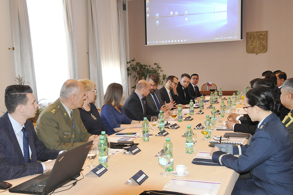 Delegace při jednání na Ministerstvu obrany České republiky