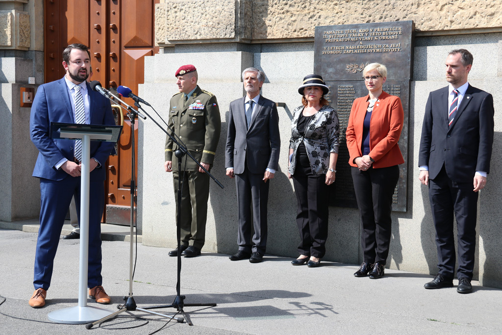 Pověřený náměstek ministra obrany pro řízení sekce vyzbrojování a akvizic MO Filip Říha při projevu, za ním zleva zástupce náčelníka Generálního štábu – náčelník štábu generálmajor Miroslav Hlaváč, velvyslanec Slovenské republiky v ČR Peter Weiss, místopředsedkyně Senátu PČR Miluše Horská, poslankyně Poslanecké sněmovny Parlamentu ČR Karla Šlechtová a primátor hl. m. Prahy Zdeněk Hřib 