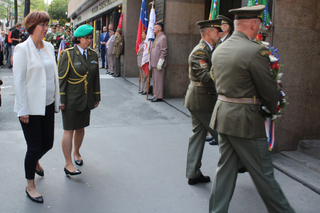 K místu piety přichází zplnomocněnkyně MO pro válečné veterány Alena Netolická a brigádní generálka Lenka Šmerdová
