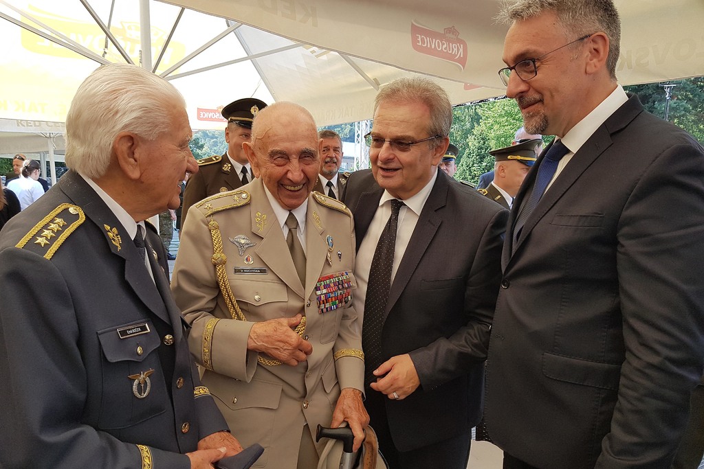 Ministr obrany Lubomír Metnar s válečnými veterány generály Emilem Bočkem a Václavem Kuchynkou
