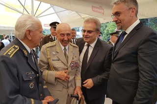 Ministr obrany Lubomír Metnar s válečnými veterány generály Emilem Bočkem a Václavem Kuchynkou
