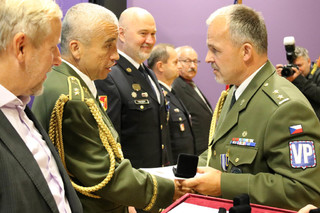 Oceněn byl rovněž generálmajor Milan Schulc, bývalý náčelník VP a současný zástupce náčelníka Generálního štábu - inspektor AČR