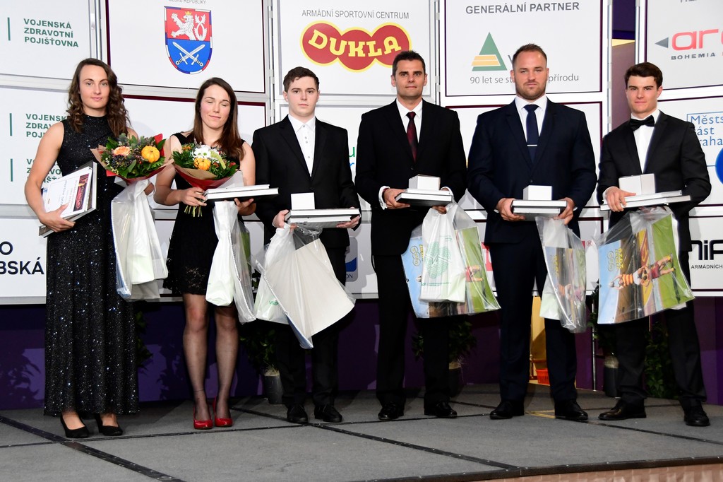 Sportovci, kteří se umístili na pátém až desátém místě - Satková, Fišerová, Nepejchal, Kostelecký, Staněk a Novák.
