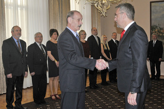 Ministr Lubomír Metnar předává děkovné listy zaměstnancům. 