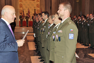 Vyznamenání nejlepším vojenským policistům předával společně s náčelníkem M. Murčekem i senátor Pavel Fischer 