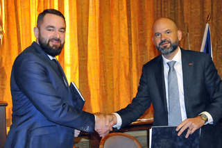 Podání ruky po podpisu smlouvy, vlevo je náměstek pro řízení sekce akvizic a vyzbrojování ministerstva obrany Filip Říha, vpravo ředitel dodavatelské společnosti ERA a.s. Viktor Sotona. 