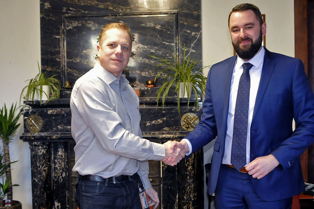 Náměstek pro řízení sekce vyzbrojování a akvizic ministerstva obrany Filip Říha (vpravo) a Richard Scharf z dodavatelské společnosti Goldeck Textil GmbH si podávají ruce po podpisu smlouvy o dodávce maskáčového oblečení pro českou armádu.