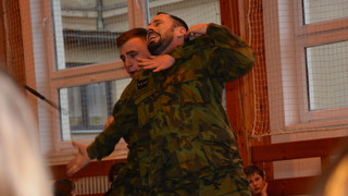 Instruktoři s ukázkami boje zblízka