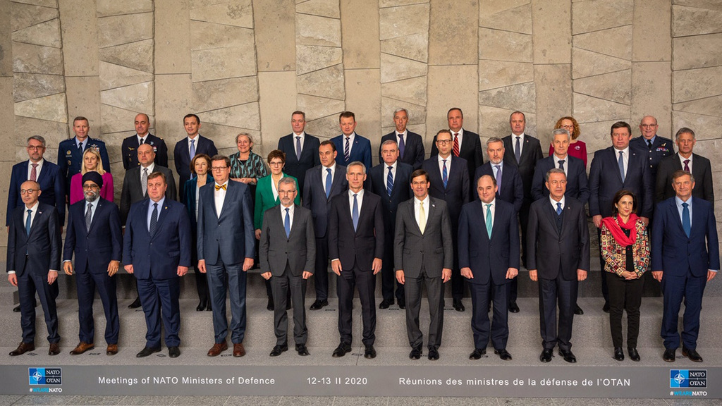Společná fotografie ministrů obrany Aliance