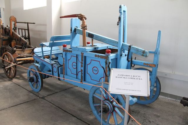 Zápřahová ruční stříkačka z roku 1796, zapůjčil VHÚ Praha