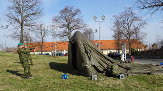 Výstavba nafukovacích stanů u Vojenské nemocnice v Olomouci 153. ženijním praporem