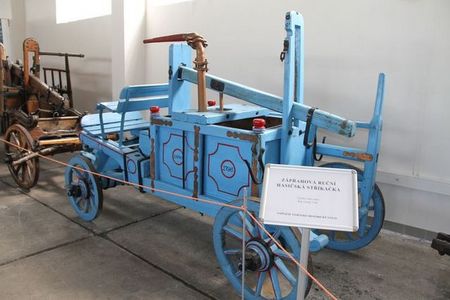Zápřahová ruční stříkačka z roku 1796, zapůjčil VHÚ Praha