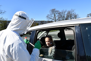 Náročné jsou také odběry u batolat a mladších dětí, tehdy musí pomoci rodiče. 