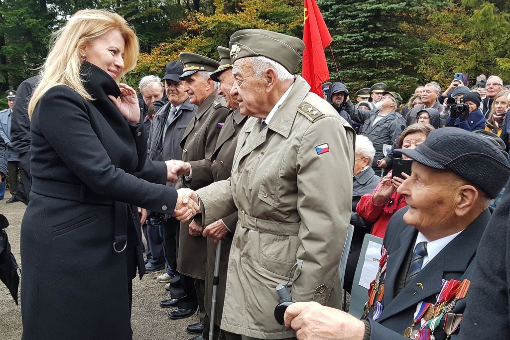Slovenská prezidentka Zuzana Čaputová se zdraví s Miloslavem Masopustem při příležitosti pietního ceremoniálu k uctění památky hrdinů, kteří bojovali v Karpatsko-dukelské operaci.