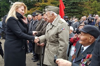 Slovenská prezidentka Zuzana Čaputová se zdraví s Miloslavem Masopustem při příležitosti pietního ceremoniálu k uctění památky hrdinů, kteří bojovali v Karpatsko-dukelské operaci.