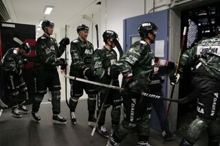Hokejisté v maskáčových dresech vzdali hold hrdinům v uniformách