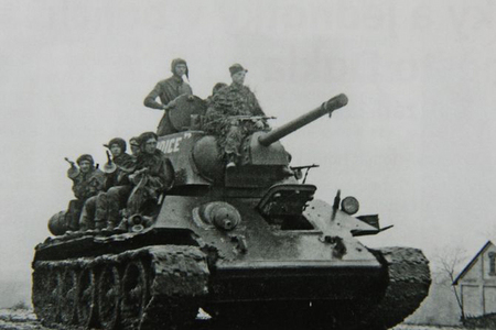 Tank T-34 Lidice z 1. čs samostatné tankové brigády v SSSR. Snímek z doby před karpatsko-dukelskou operací.