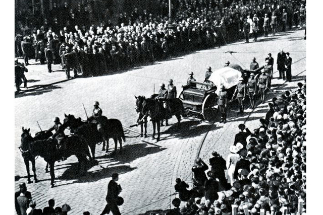 Snímky z 21. září 1937, z pohřbu T. G. Masaryka